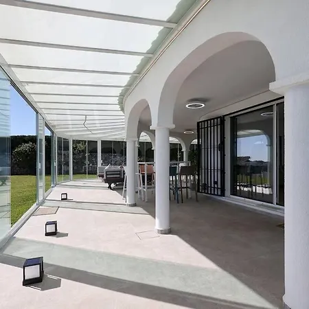 010 Luxurious 4 Bed Villa, Private Pool And Sea Views *