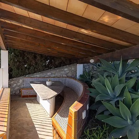 010 Luxurious 4 Bed Villa, Private Pool And Sea Views *