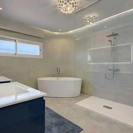 010 Luxurious 4 Bed Villa, Private Pool And Sea Views