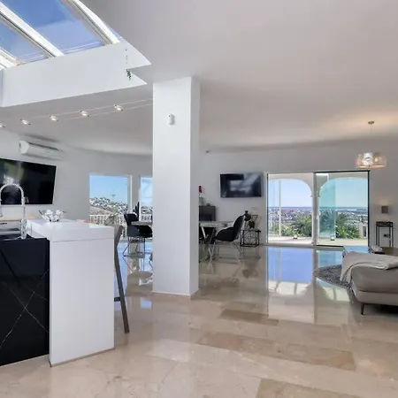 010 Luxurious 4 Bed Villa, Private Pool And Sea Views *