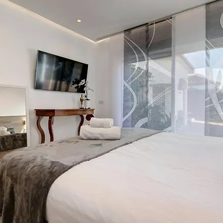 Villa 010 Luxurious 4 Bed Villa, Private Pool And Sea Views *