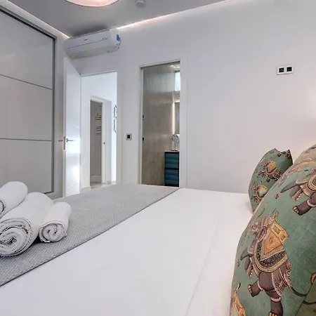 010 Luxurious 4 Bed Villa, Private Pool And Sea Views *