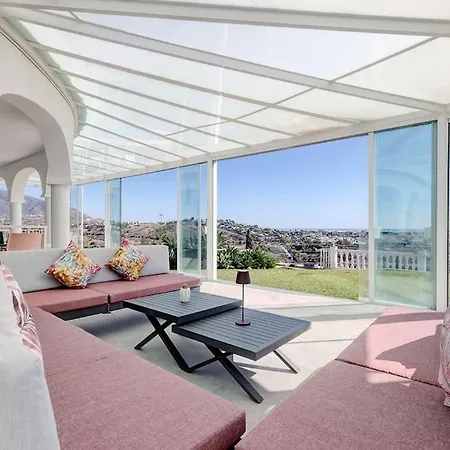 010 Luxurious 4 Bed Villa, Private Pool And Sea Views *